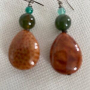 EARRINGS WITH TORTOISE COLORED LARGE STONE.